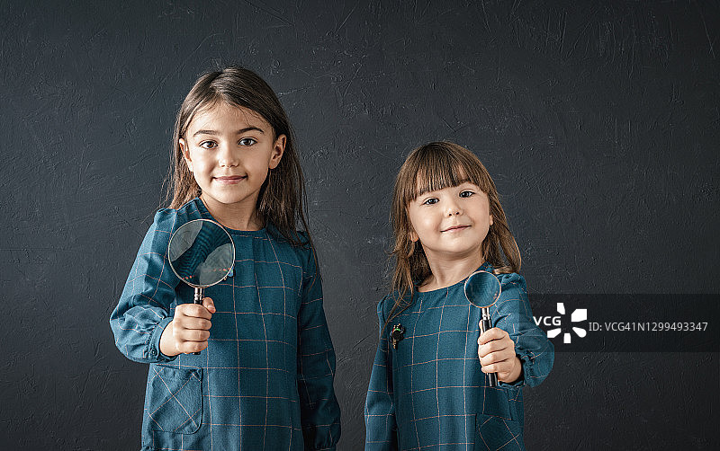 小女孩用放大镜观察图片素材