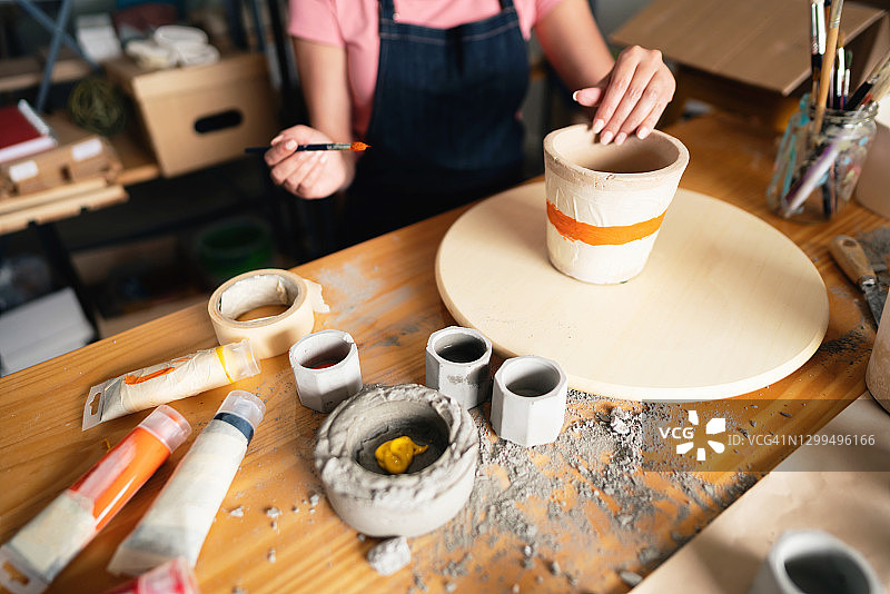 陶艺女匠人绘制花盆图片素材