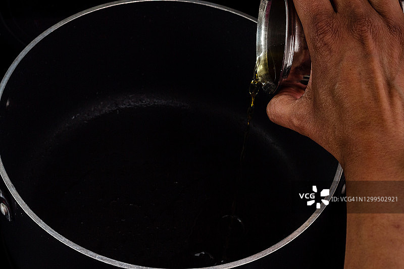 向锅中倒酥油图片素材