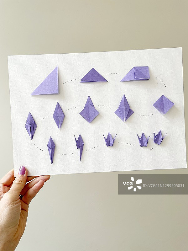 女人手持纸鹤折纸步骤图图片素材