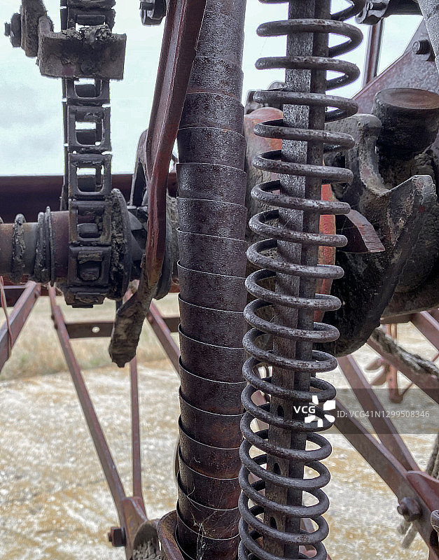 老式农机上的盘绕弹簧特写图片素材