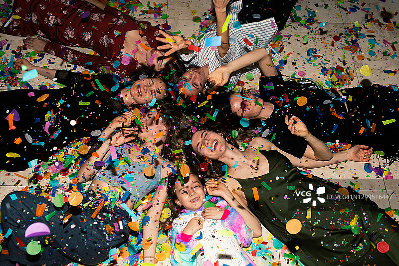 朋友们在家玩耍，撒着五彩纸屑图片素材