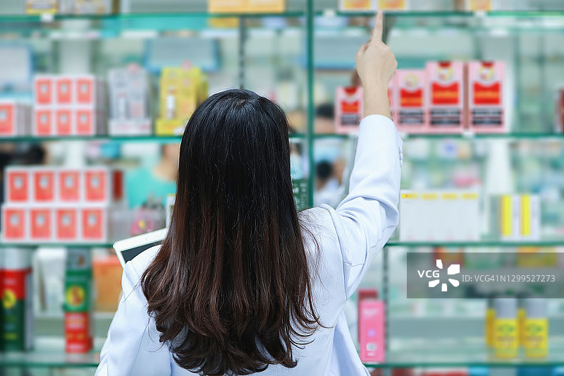 在药房为病人提供健康服务的女药剂师图片素材