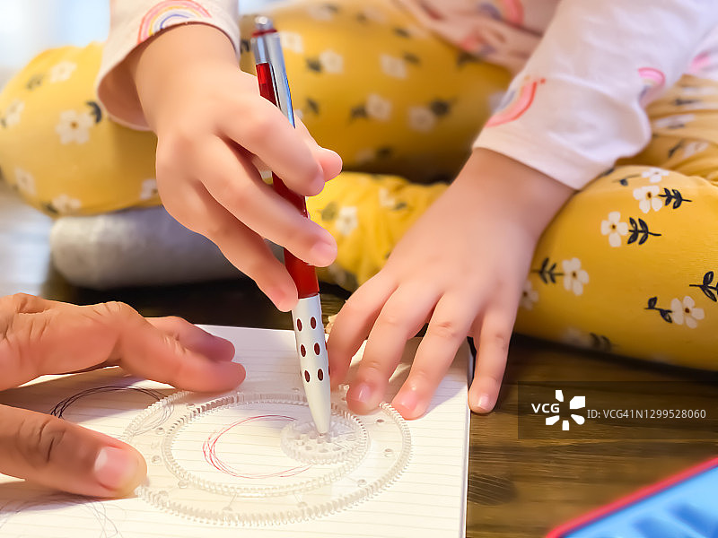 数字排毒：混血宝宝在家进行螺旋几何艺术活动图片素材