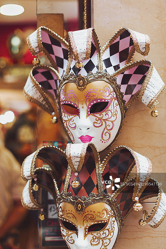 挂在墙上的狂欢节面具图片素材