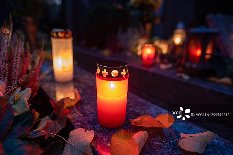 德国墓地上的墓灯图片素材