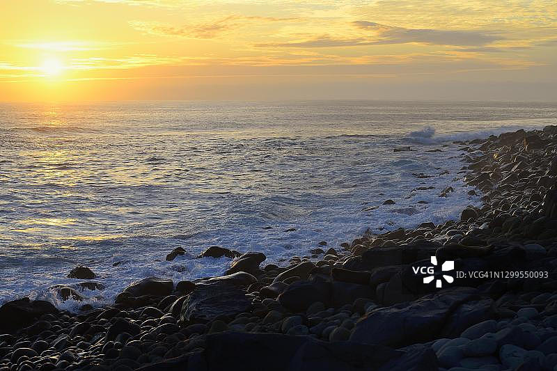 加拉帕戈斯群岛埃斯帕诺拉岛蓬塔苏亚雷斯太平洋上的日落云彩图片素材