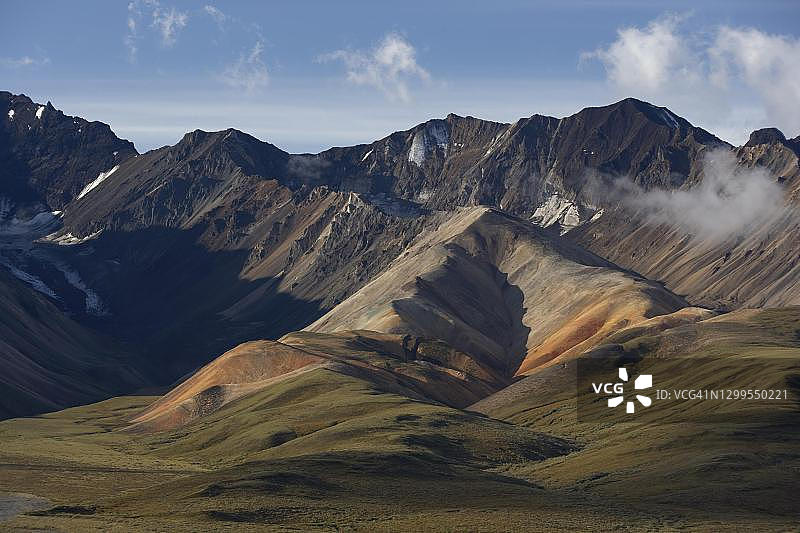 美国阿拉斯加州德纳里国家公园，彩色火山岩地貌图片素材