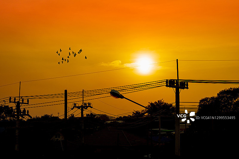 日落时分的天空下的电塔图片素材