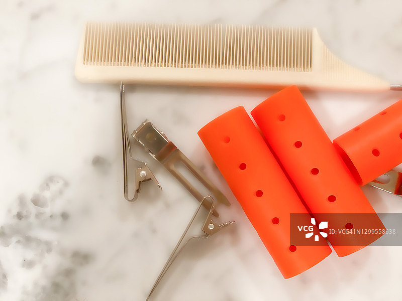 塑料卷发器和银色发夹图片素材