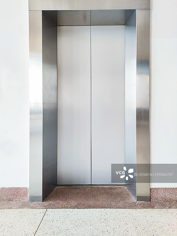 关闭的明亮空电梯门图片素材