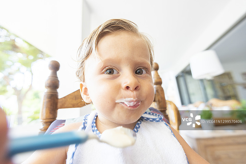 正在吃东西的男婴图片素材