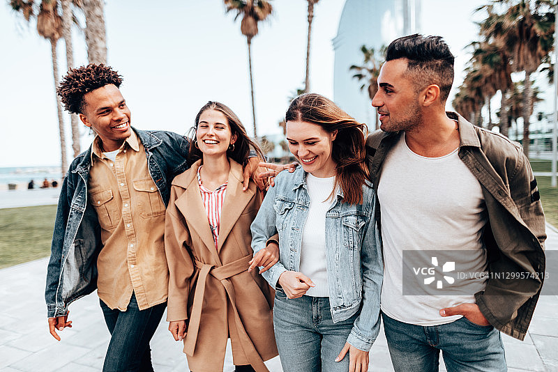 朋友们在巴塞罗内塔拥抱和散步图片素材