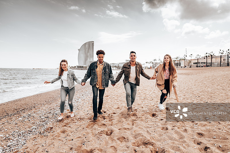 朋友们在巴塞罗内塔拥抱和散步图片素材
