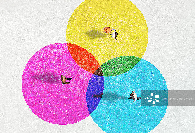 保持社交距离的人们在彩色圆圈中图片素材
