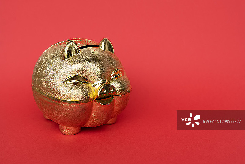 带复制空间的金色小猪储蓄罐图片素材