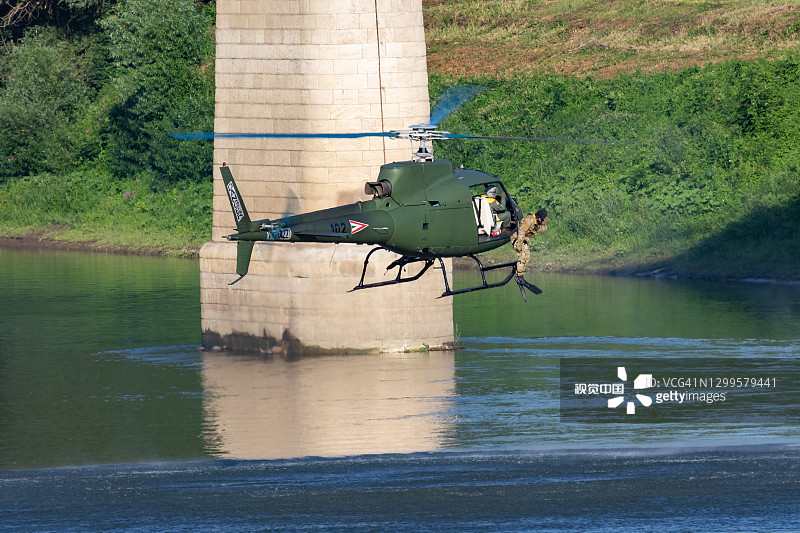 匈牙利空军空客直升机欧洲直升机AS350 H125M松鼠102军用直升机将军事潜水员投入蒂萨河图片素材