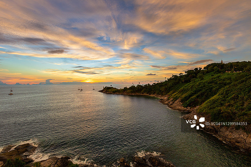 普吉岛蓬贴海岬延伸入海的岩石山的绚丽日落图片素材