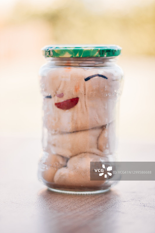 玻璃罐中的柔软玩偶图片素材