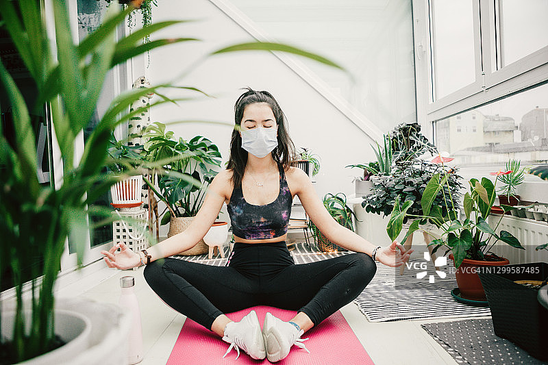 穿运动服冥想和上瑜伽课的年轻女人图片素材