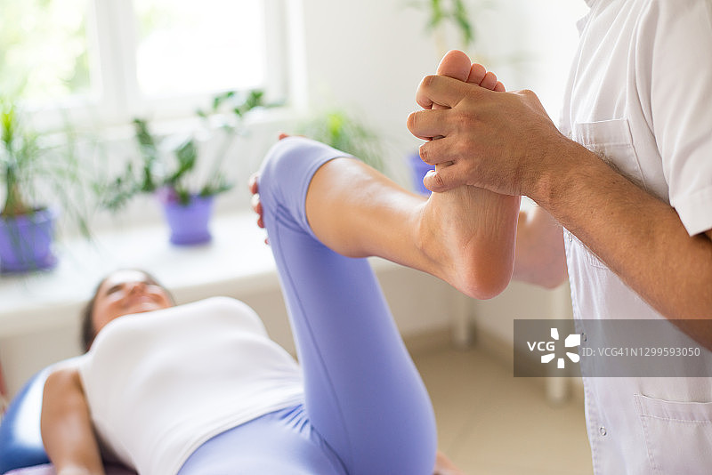 在做物理治疗的年轻女人图片素材