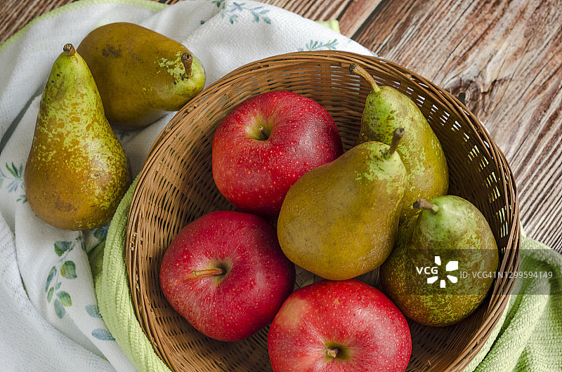 篮子里的红色苹果和梨的俯视图图片素材