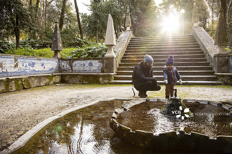 母亲和幼儿儿子参观葡萄牙科英布拉的标志性建筑图片素材