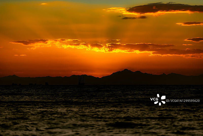 红色海洋上的温暖天空日落图片素材