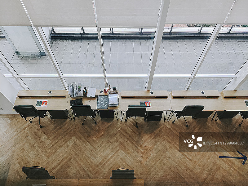 白天共享办公室内景俯视图图片素材