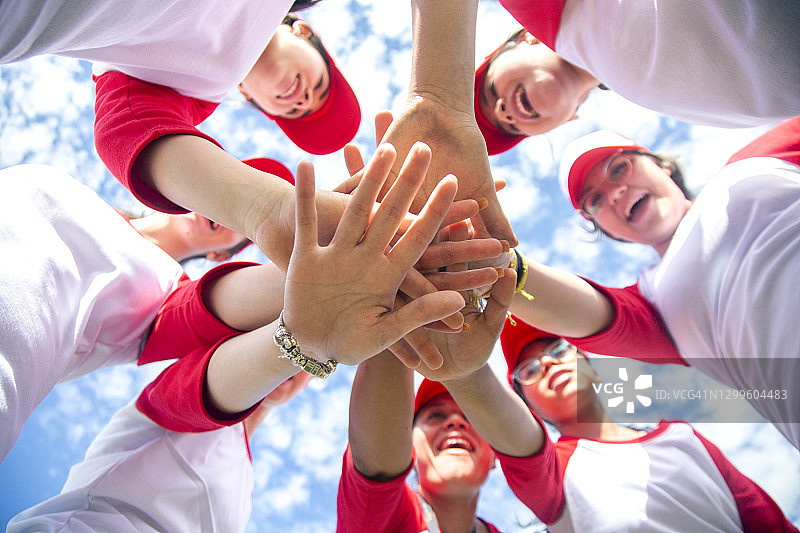 女子棒球队庆祝胜利图片素材