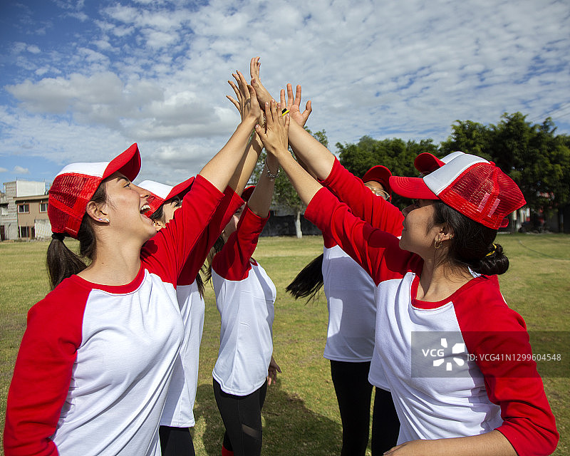 女子棒球队庆祝胜利图片素材