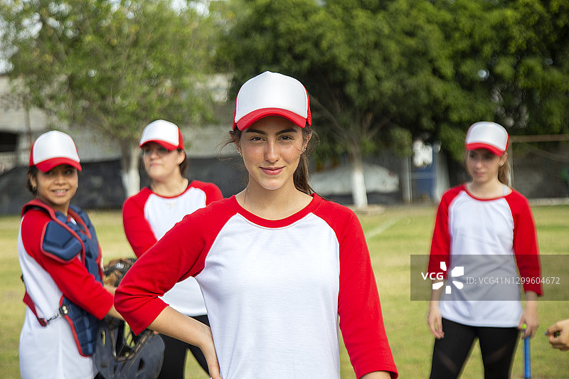 青少年女子棒球运动员图片素材