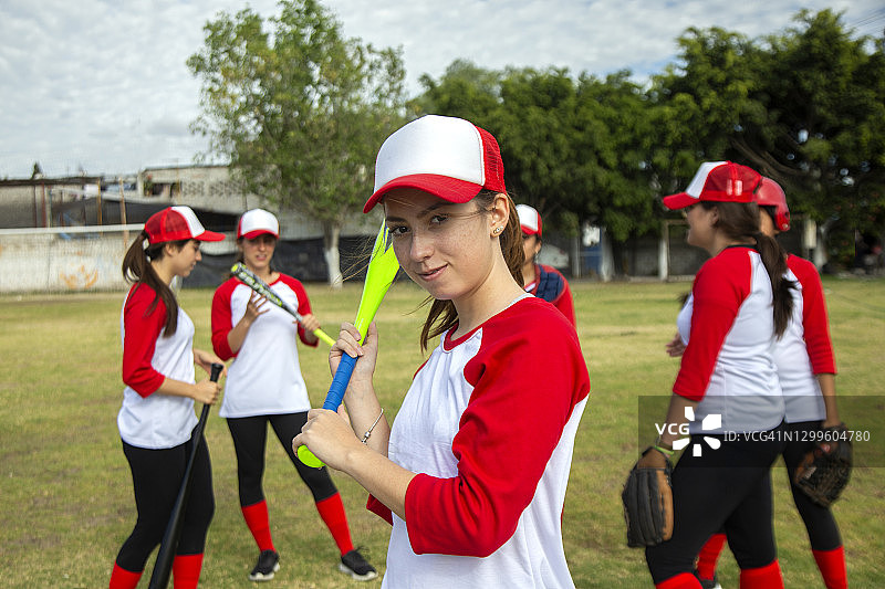 青少年女子棒球运动员图片素材