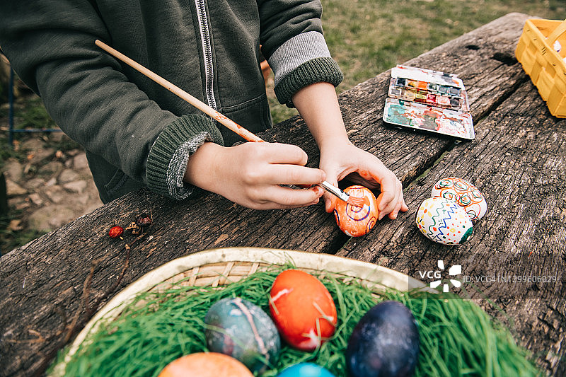 小女孩画复活节彩蛋图片素材