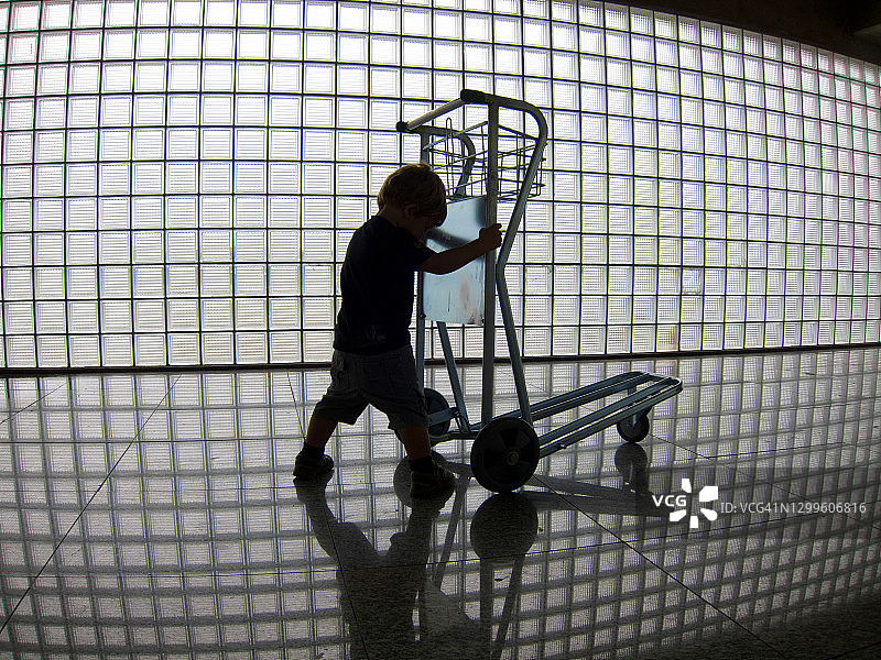 幼儿推着行李车图片素材