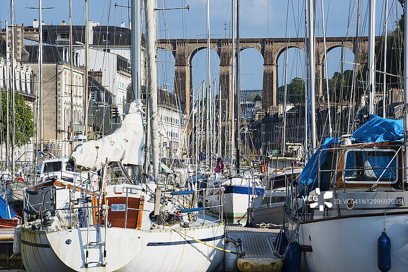 法国布列塔尼莫尔莱的码头，背景是高架桥图片素材