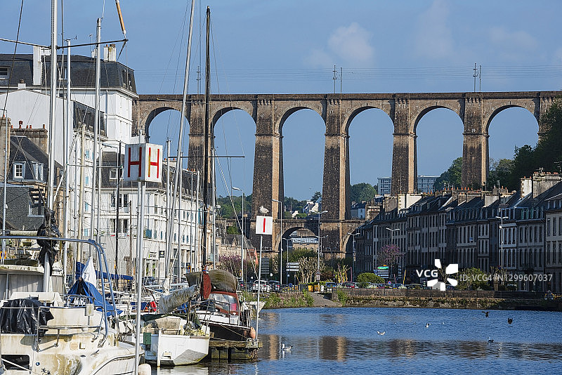 法国布列塔尼莫尔莱的码头，背景是高架桥图片素材