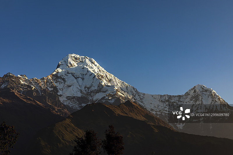 从尼泊尔博卡拉看安娜普尔纳山脉和鱼尾峰图片素材