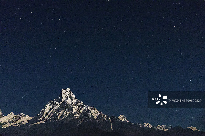 星空下的安娜普尔纳山脉和鱼尾峰，博卡拉，尼泊尔图片素材