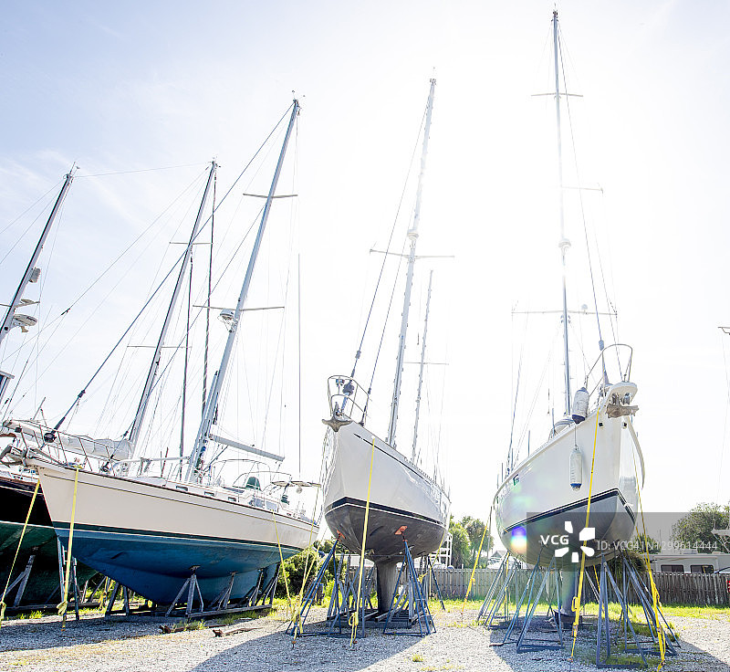 船厂中的帆船，天空背景图片素材