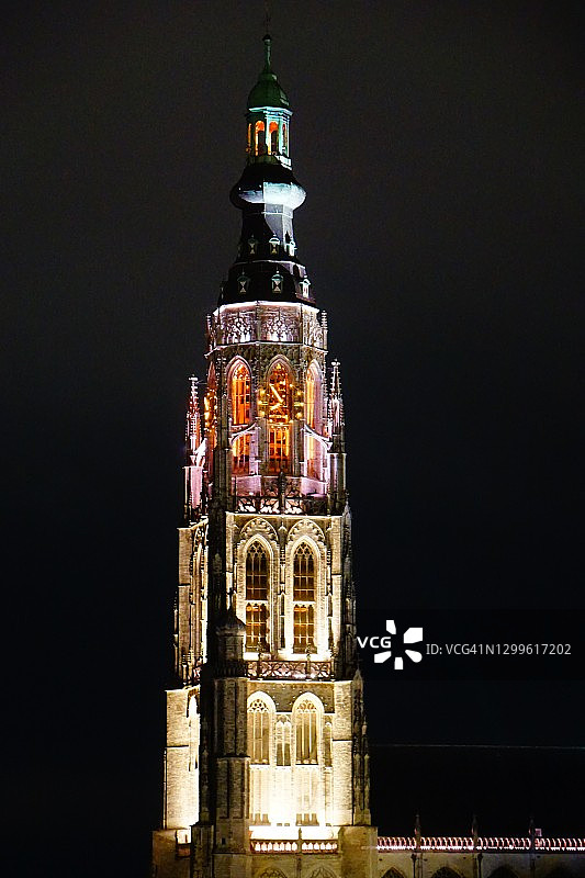 荷兰布雷达格罗特教堂彩色钟楼夜景图片素材