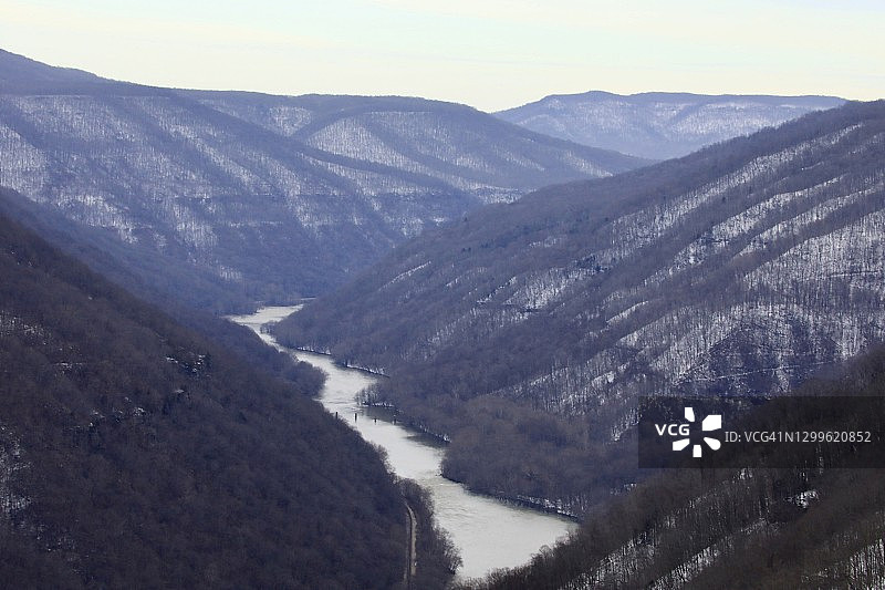 新河峡谷国家公园保护区沿线的积雪覆盖的山丘图片素材