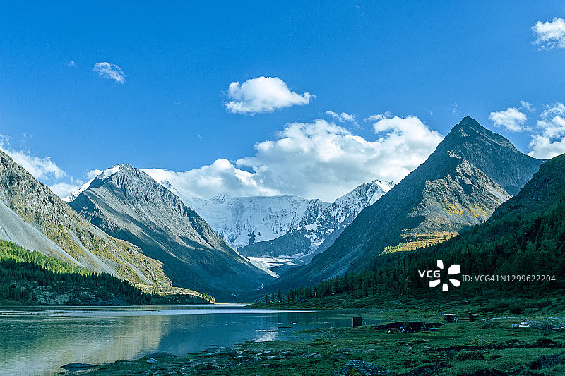 别卢哈山和阿克姆湖，卡通山脊，西伯利亚最高的俄罗斯山峰景观图片素材