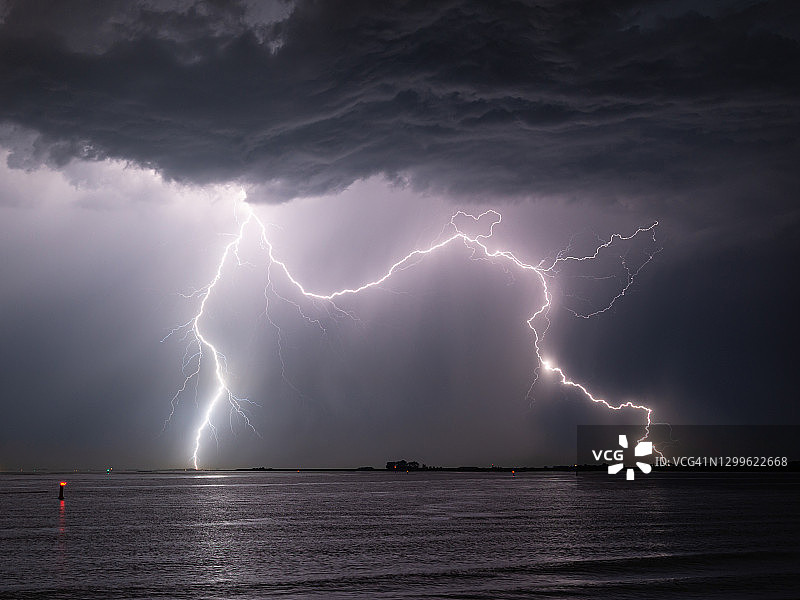 海水中双重闪电图片素材
