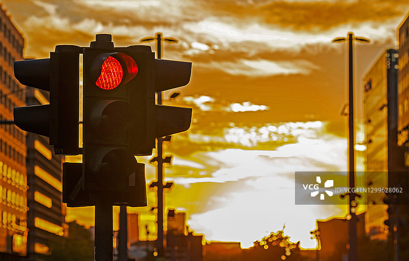 日落时分柏林的红色交通灯图片素材