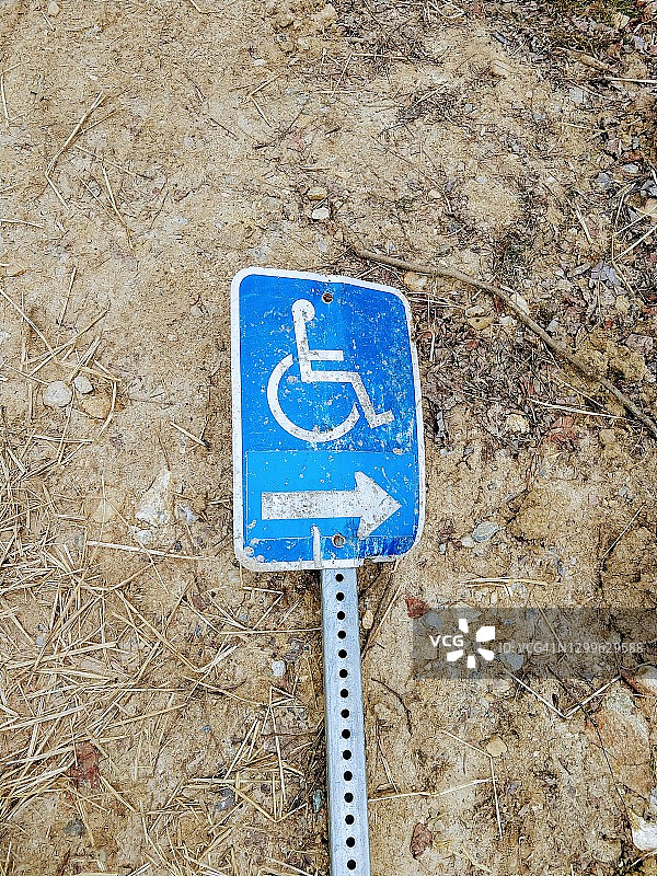 地面上的残疾人停车标志图片素材