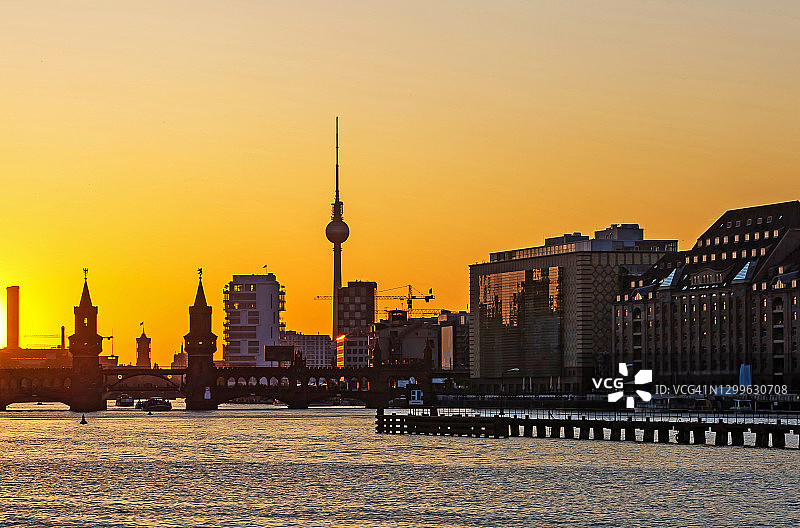 日落时分的柏林天际线，带有奥伯鲍姆桥和电视塔（克罗伊茨贝格-弗里德里希斯海因，德国柏林）图片素材