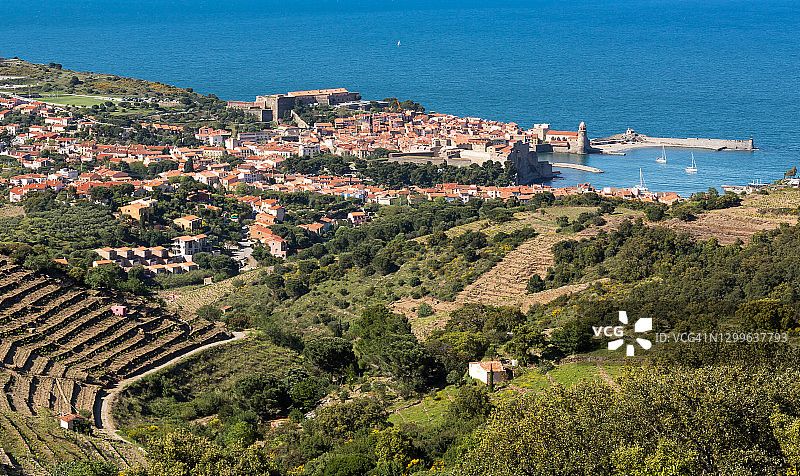 地中海沿岸的村庄（法国科利乌尔）图片素材