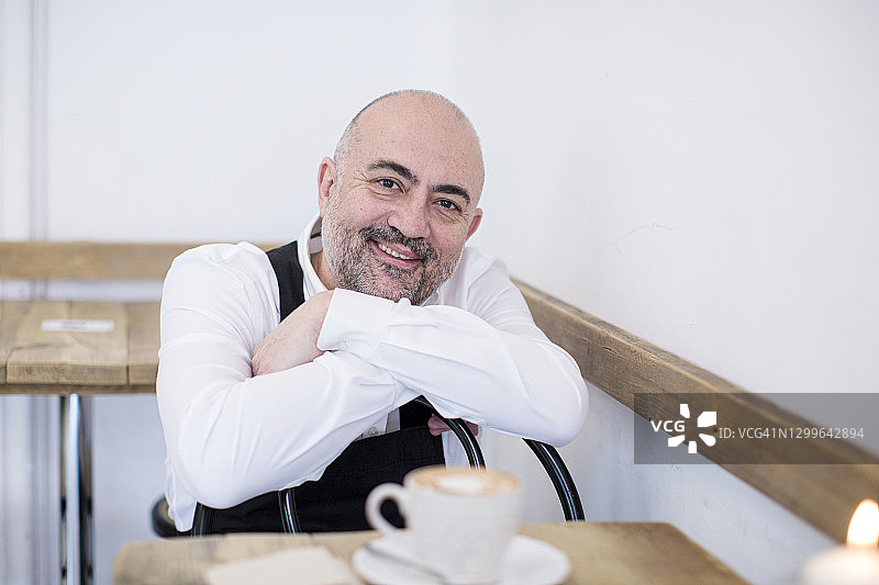 咖啡馆老板看着镜头的肖像图片素材