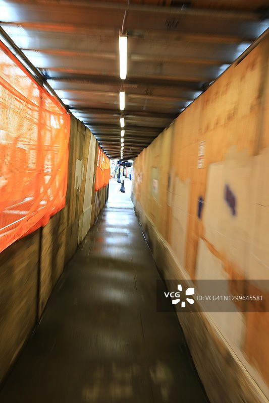 快速穿过建筑走道隧道图片素材